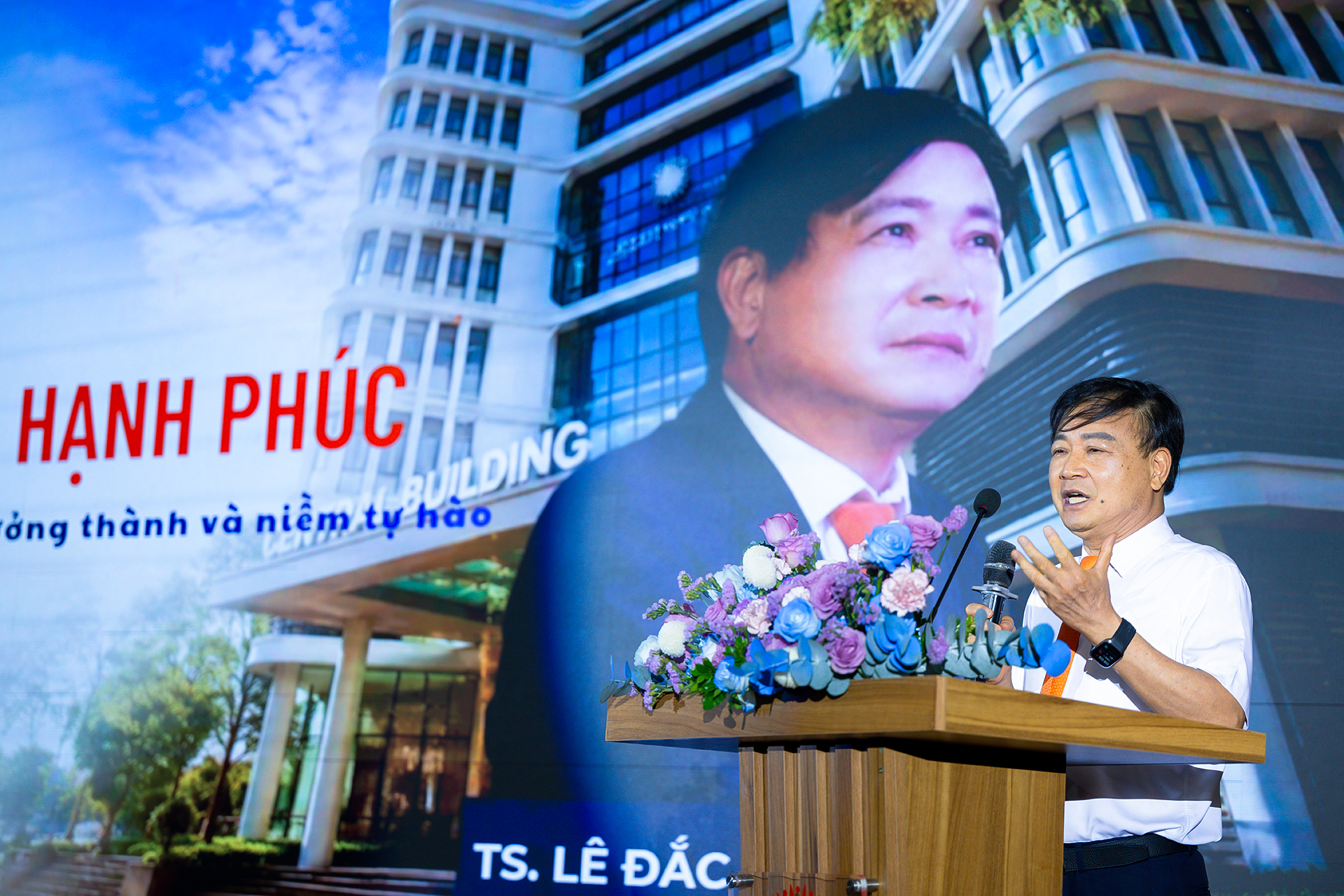 Tiến sĩ Lê Đắc Sơn, Chủ tịch Hội đồng trường Đại học Đại Nam phát biểu tham luận tại hội thảo Kiến tạo trường đại học hạnh phúc tại Việt Nam 