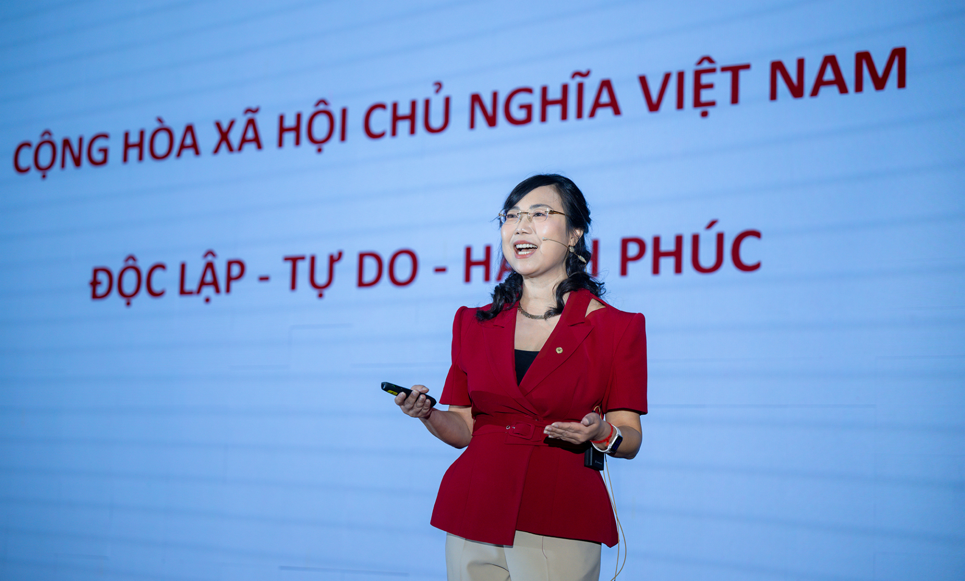 Tiến sĩ Lê Mai Lan, Phó Chủ tịch Tập đoàn Vingroup, Chủ tịch Hội đồng trường Đại học VinUni phát biểu tham luận tại hội thảo Kiến tạo trường đại học hạnh phúc tại Việt Nam 
