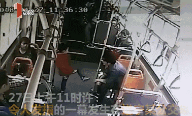 15 giây KINH HOÀNG trên một chuyến xe buýt khiến MXH bùng nổ: Hãy dạy con bạn cẩn thận vì ngoài xã hội, không phải ai cũng lành tính!
