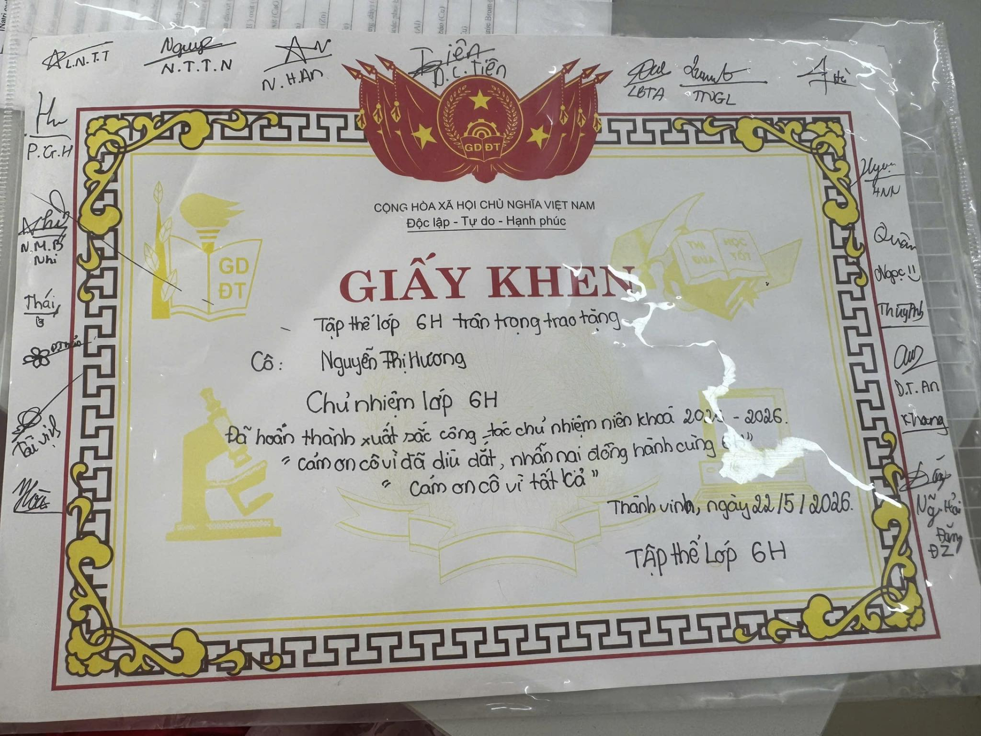 Tờ giấy khen cuối năm đang khiến gần 7000 người xúc động lúc này: Nếu tôi nhận được, nhất định sẽ bật khóc!
