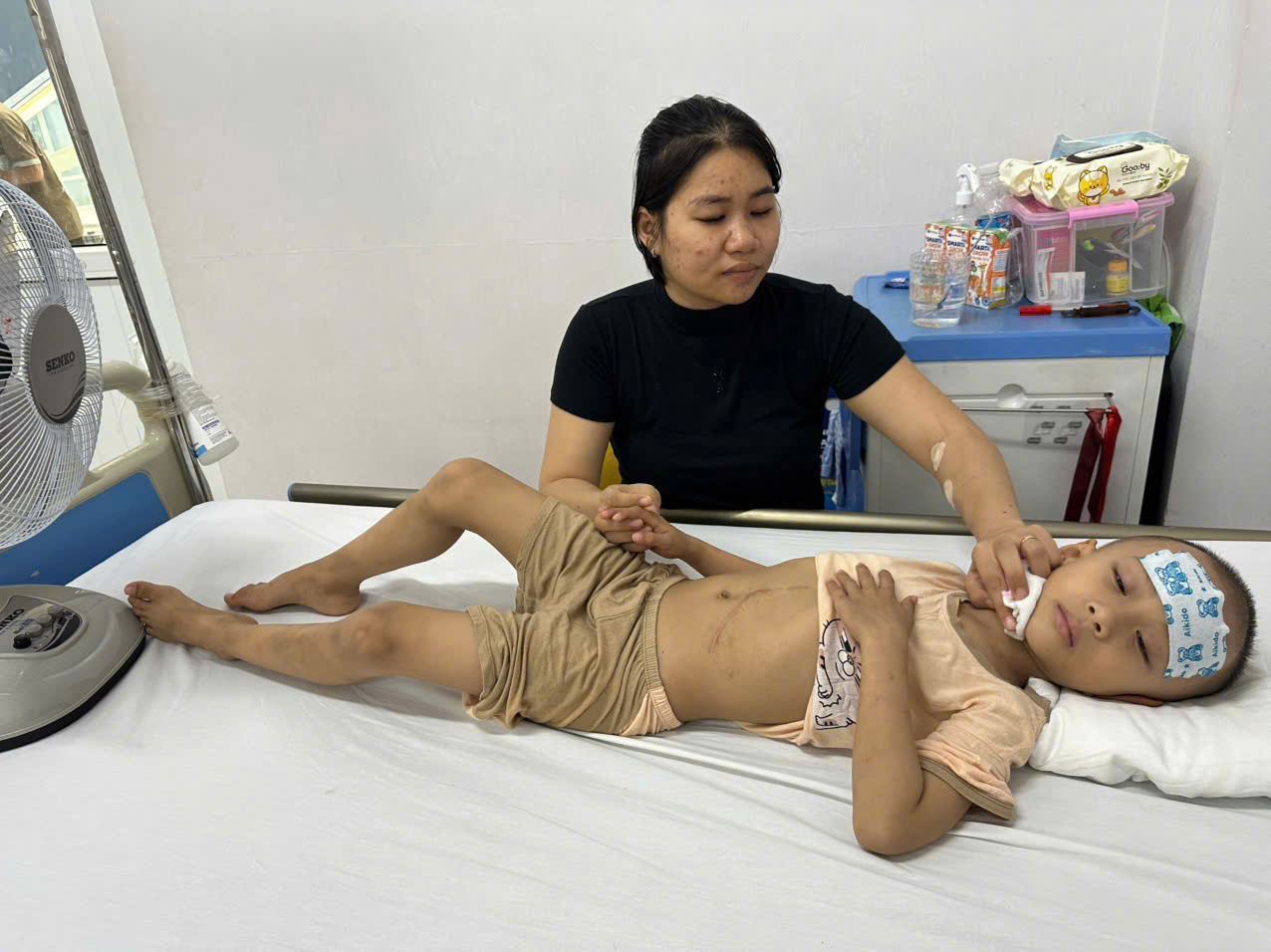 Nỗi đau chồng chất của người mẹ mù lòa, suy thận nuôi con ung thư