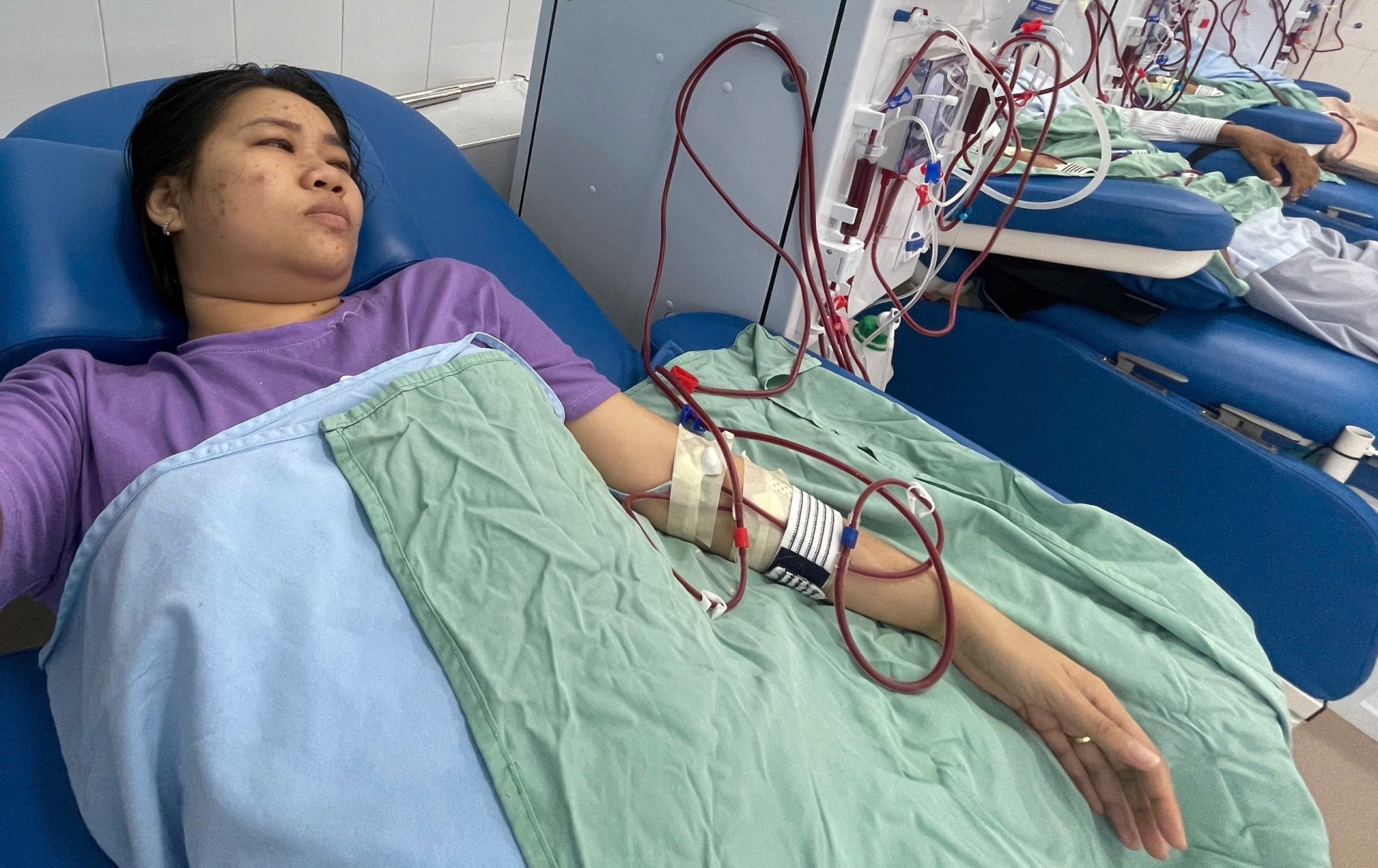 Nỗi đau chồng chất của người mẹ mù lòa, suy thận nuôi con ung thư