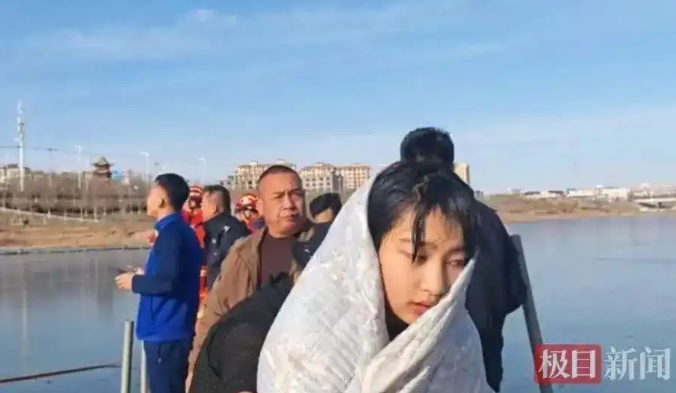 Giai Đình đã không màng nguy hiểm, xung phong cứu người