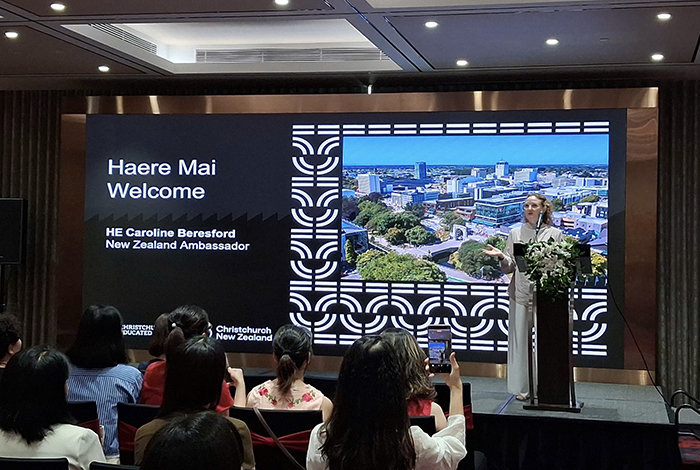Bà Caroline Beresford (Đại sứ New Zealand tại Việt Nam) phát biểu tại sự kiện ở Hà Nội
