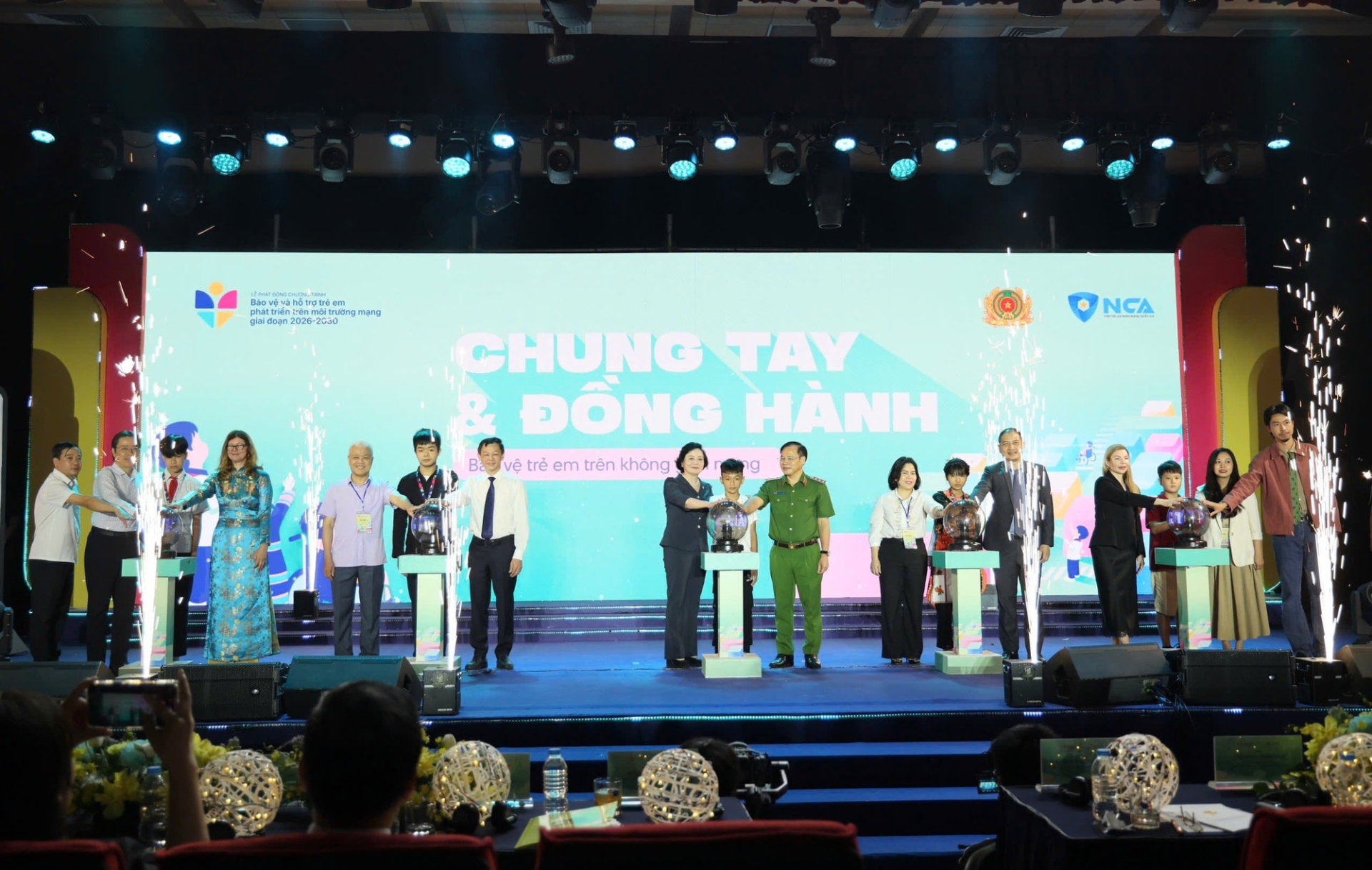 Phó Thủ tướng Phạm Thị Thanh Trà và các đại biểu thực hiện nghi thức phát động Chương trình “Bảo vệ và hỗ trợ trẻ em phát triển trên môi trường mạng giai đoạn 2026-2030”