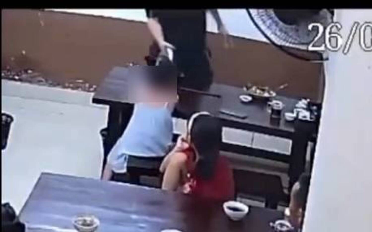 Trong clip, một người đàn ông liên tục dùng dép đánh vào một bé gái còn rất nhỏ, vừa đánh vừa quát lớn: “Khóc nữa đi!”, kèm những lời chửi thô tục. (Ảnh cắt từ clip)
