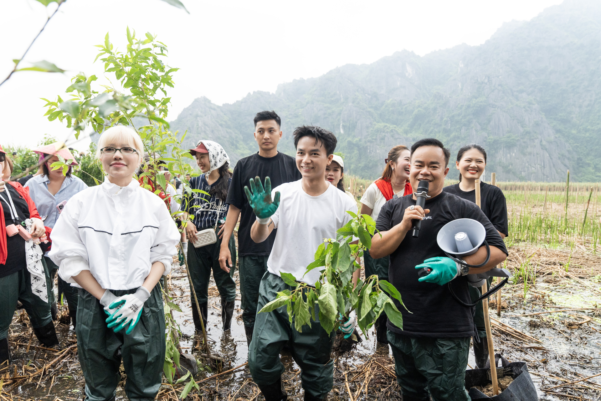 Hà Anh Tuấn, Bùi Công Nam và 1.000 khán giả lội bùn trồng rừng: Khi tấm vé concert trở thành cam kết với thiên nhiên
