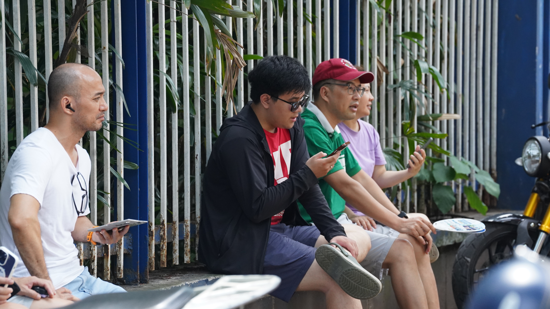 May quá! Thời tiết Hà Nội chiều nay chỉ nắng nhẹ, phụ huynh ngồi chờ con cũng