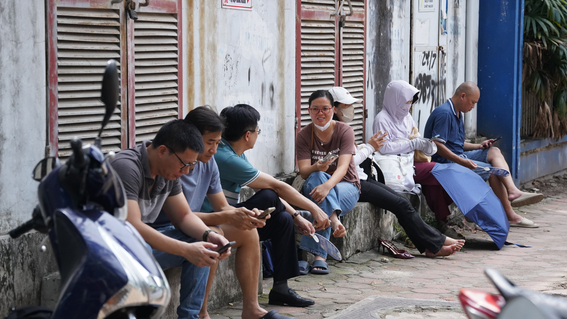 Phụ huynh ngồi chờ tại điểm thi THCS Trần Duy Hưng