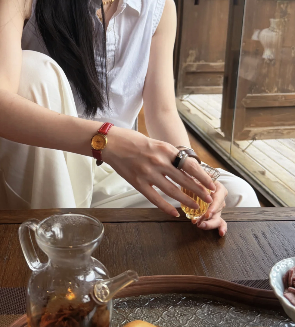 Đồng hồ nên đeo tay trái hay tay phải sẽ may mắn hơn?