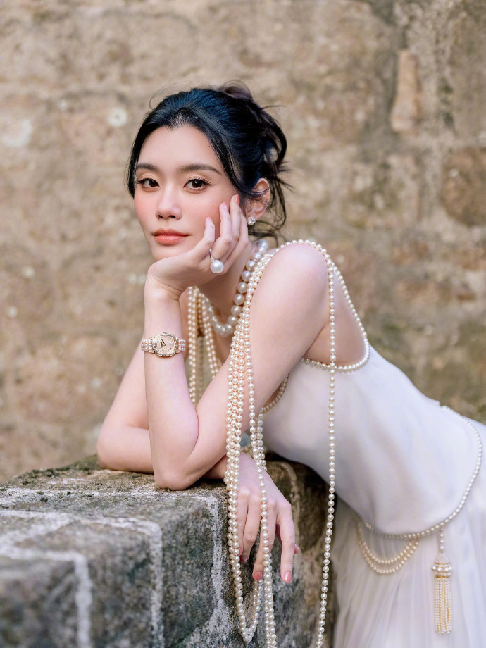 Chiếc váy Chanel và sợi ngọc trai gia bảo của mẹ chồng: Đám cưới của gia tộc họ Hà chính là màn phô diễn 