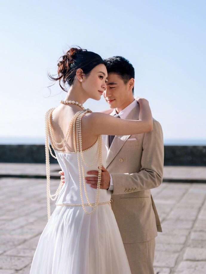 Chiếc váy Chanel và sợi ngọc trai gia bảo của mẹ chồng: Đám cưới của gia tộc họ Hà chính là màn phô diễn 