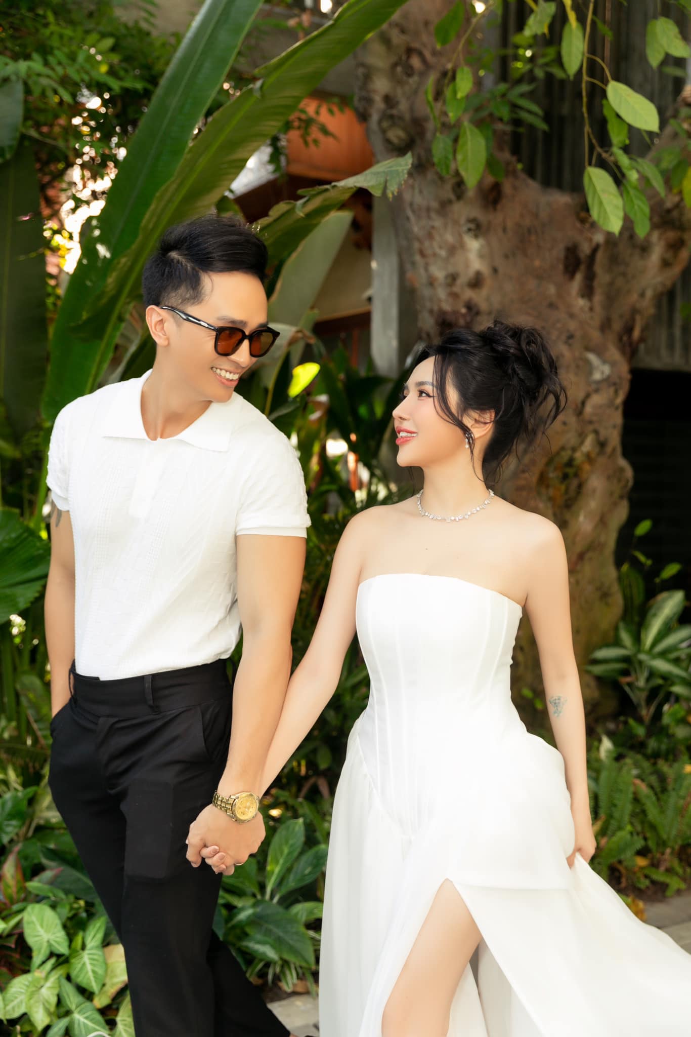 Đằng sau bộ ảnh cưới độc lạ khiến MXH rần rần: Chú rể điển trai dành cả một thập kỷ chờ cái gật đầu của 