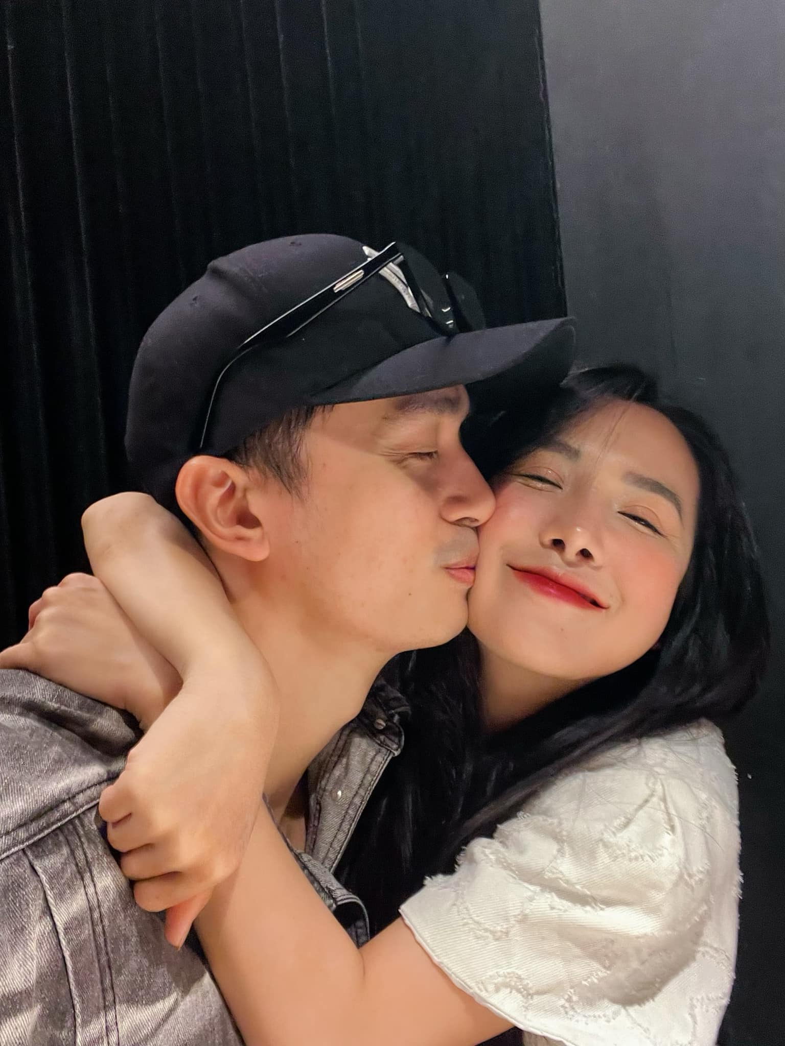 Đằng sau bộ ảnh cưới độc lạ khiến MXH rần rần: Chú rể điển trai dành cả một thập kỷ chờ cái gật đầu của 