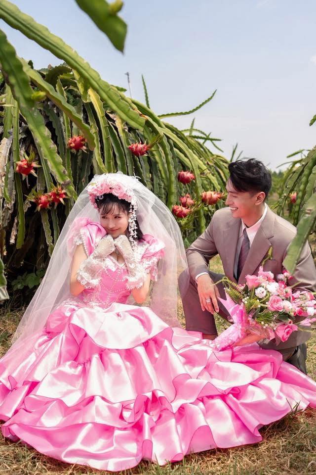 Đằng sau bộ ảnh cưới độc lạ khiến MXH rần rần: Chú rể điển trai dành cả một thập kỷ chờ cái gật đầu của 