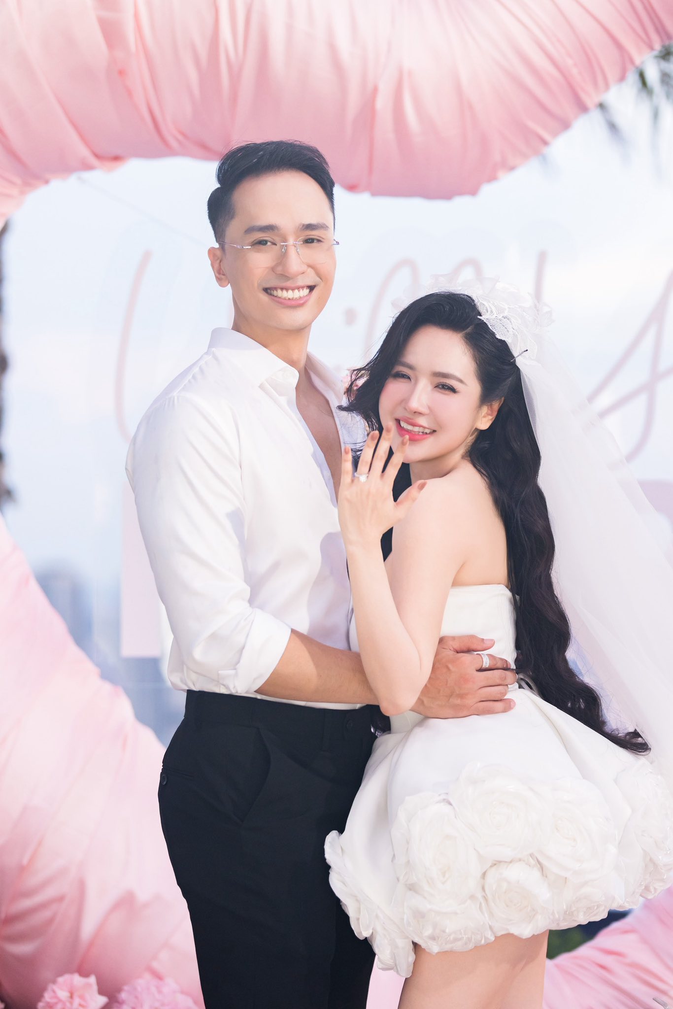 Đằng sau bộ ảnh cưới độc lạ khiến MXH rần rần: Chú rể điển trai dành cả một thập kỷ chờ cái gật đầu của 