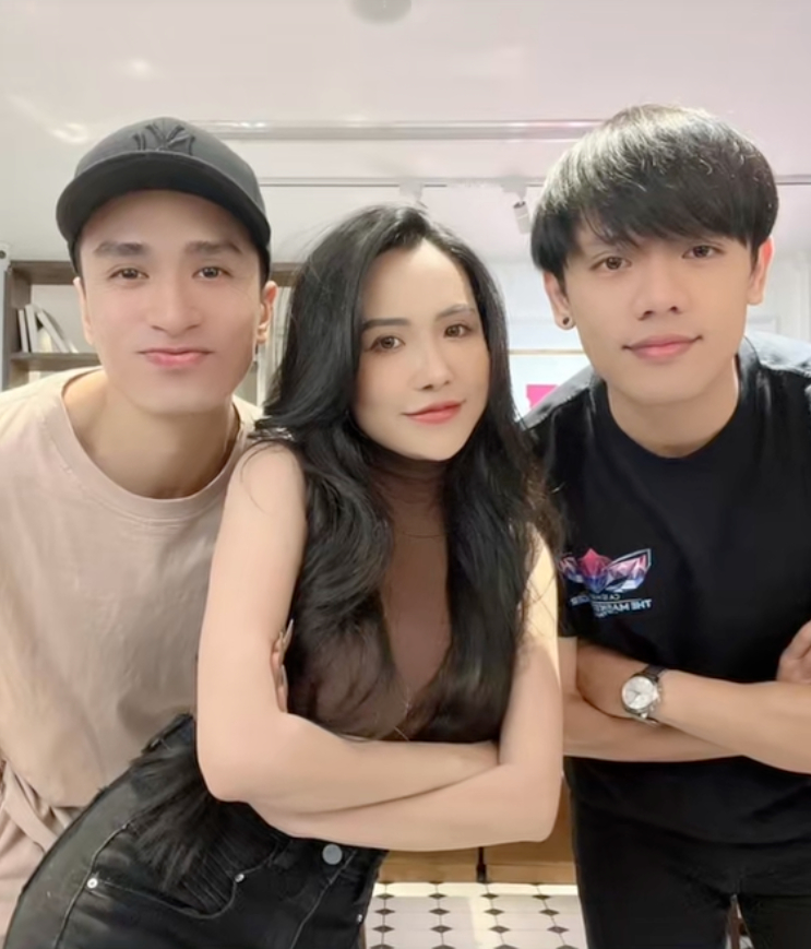 Đằng sau bộ ảnh cưới độc lạ khiến MXH rần rần: Chú rể điển trai dành cả một thập kỷ chờ cái gật đầu của 