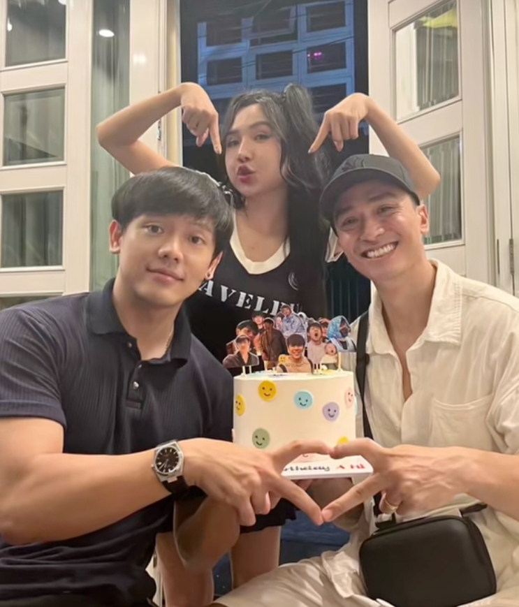 Đằng sau bộ ảnh cưới độc lạ khiến MXH rần rần: Chú rể điển trai dành cả một thập kỷ chờ cái gật đầu của 