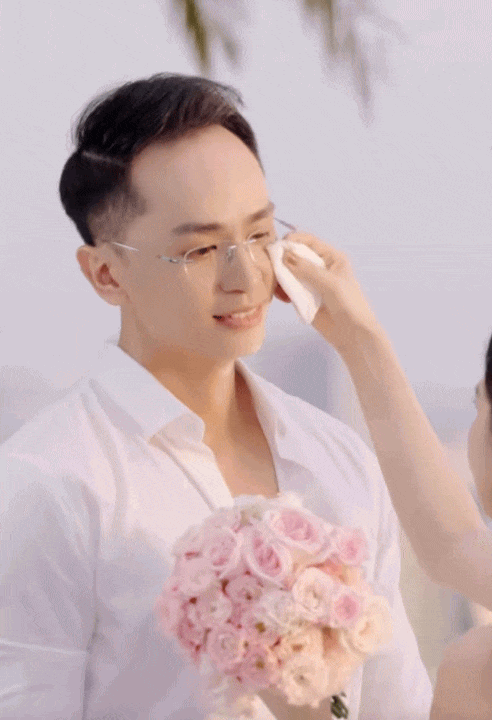 Đằng sau bộ ảnh cưới độc lạ khiến MXH rần rần: Chú rể điển trai dành cả một thập kỷ chờ cái gật đầu của 