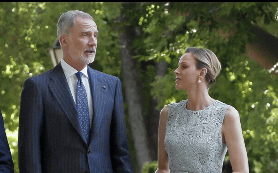 Vương phi Charlene cúi chào Quốc vương Felipe và Vương hậu Letizia, dân mạng tranh luận: Đúng hay sai nghi thức?
