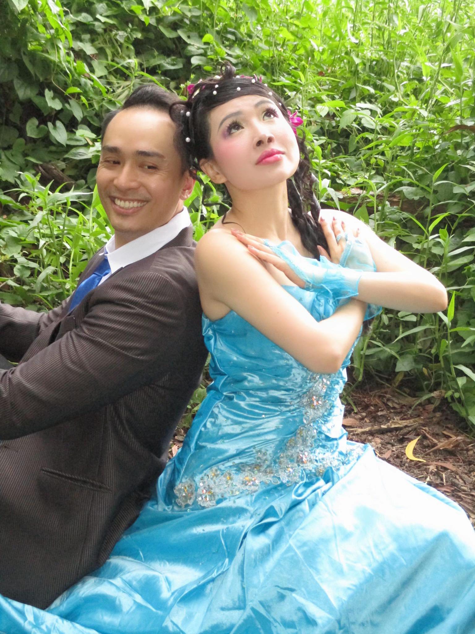 Đằng sau bộ ảnh cưới độc lạ khiến MXH rần rần: Chú rể điển trai dành cả một thập kỷ chờ cái gật đầu của 