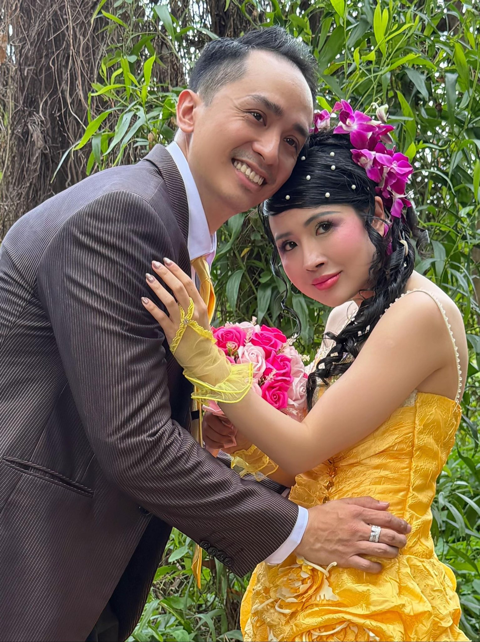 Đằng sau bộ ảnh cưới độc lạ khiến MXH rần rần: Chú rể điển trai dành cả một thập kỷ chờ cái gật đầu của 
