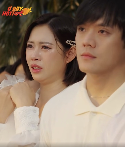Đằng sau bộ ảnh cưới độc lạ khiến MXH rần rần: Chú rể điển trai dành cả một thập kỷ chờ cái gật đầu của 