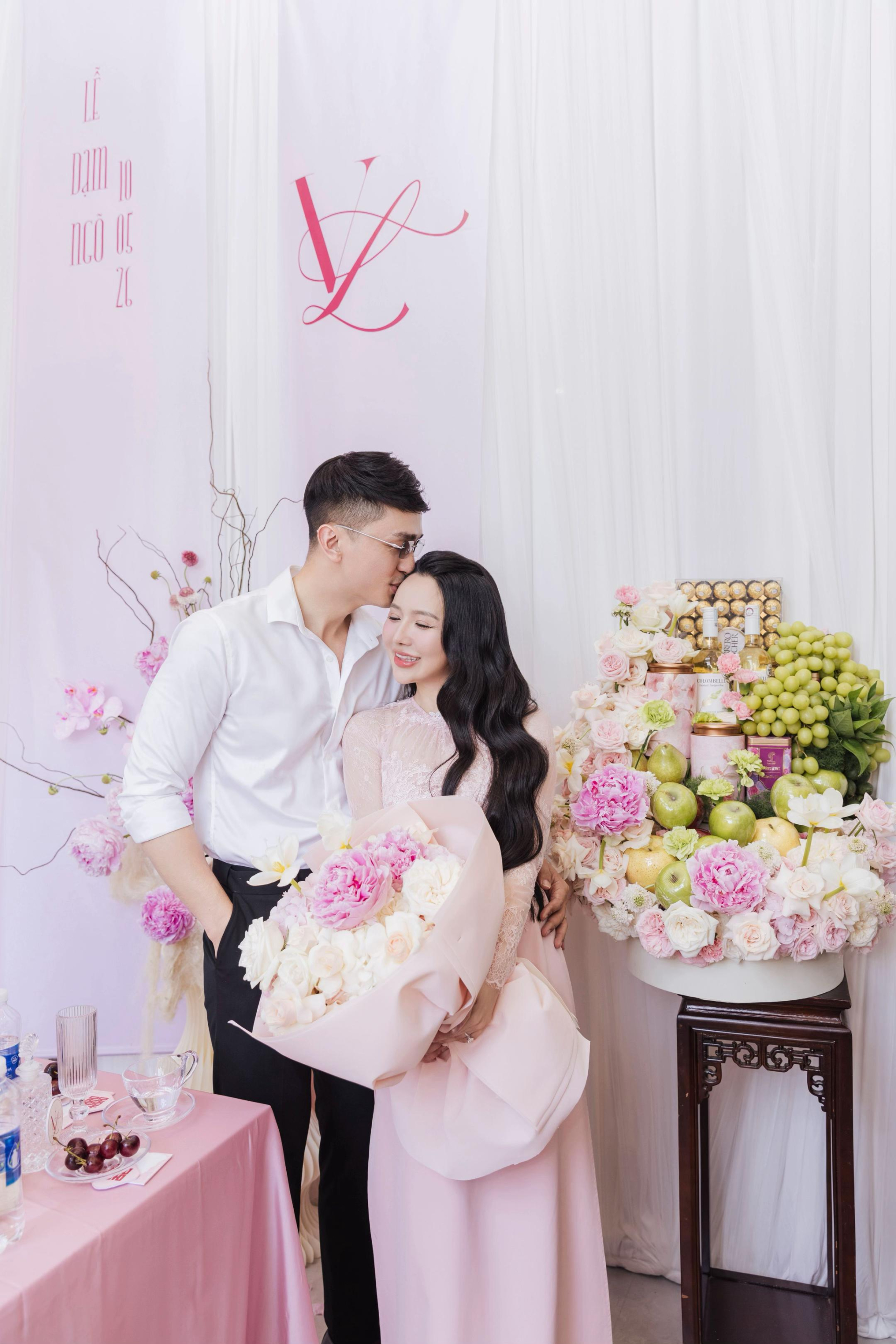 Đằng sau bộ ảnh cưới độc lạ khiến MXH rần rần: Chú rể điển trai dành cả một thập kỷ chờ cái gật đầu của 