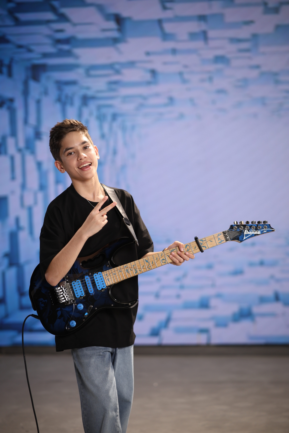 Nghệ sĩ guitar gốc Việt 14 tuổi hợp tác với nhóm nhạc Indonesia sở hữu gần 500 triệu lượt stream