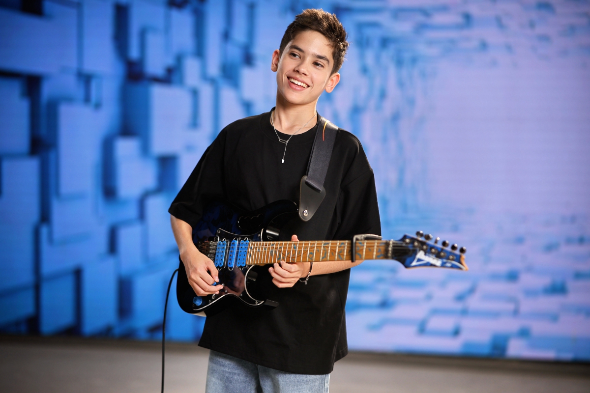 Nghệ sĩ guitar gốc Việt 14 tuổi hợp tác với nhóm nhạc Indonesia sở hữu gần 500 triệu lượt stream