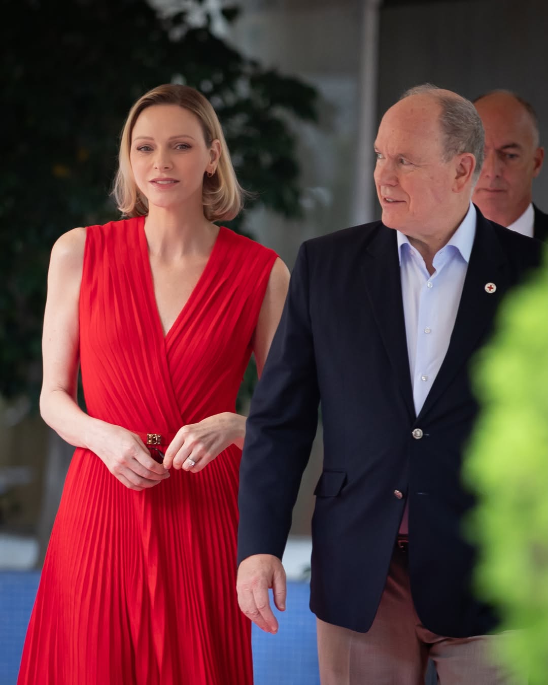 Vương phi Charlène diện váy đỏ rực thăm lính cứu hỏa Monaco
