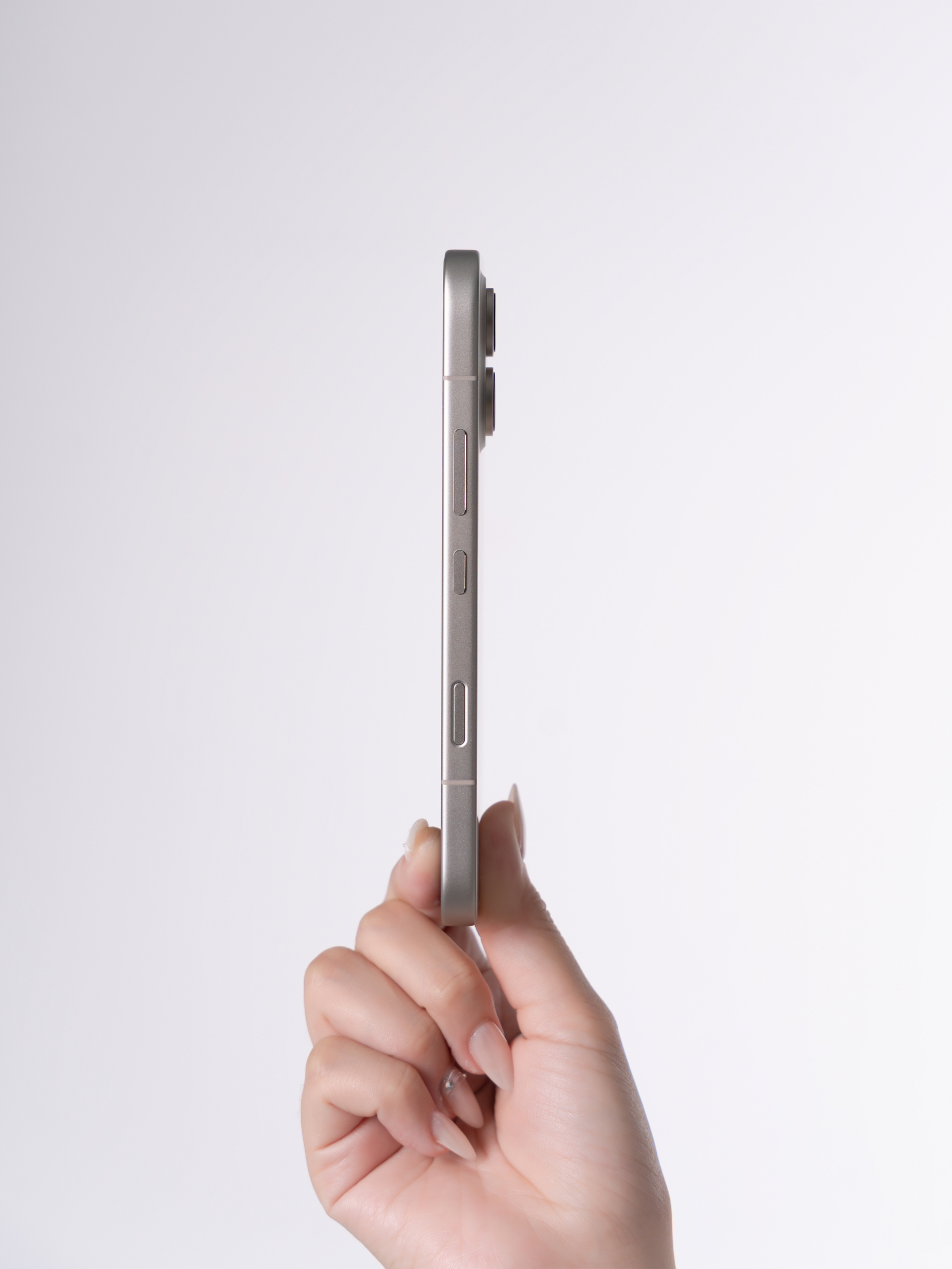 Điểm chung đắt giá nhất trên thế hệ HONOR 600 Series năm nay là sở hữu diện mạo tinh chỉnh nhất trong lịch sử dòng Number Series - với vẻ ngoài mỏng nhẹ, vô cùng tinh tế và thời thượng nhưng lại mang trong mình kết cấu siêu bền bỉ. 