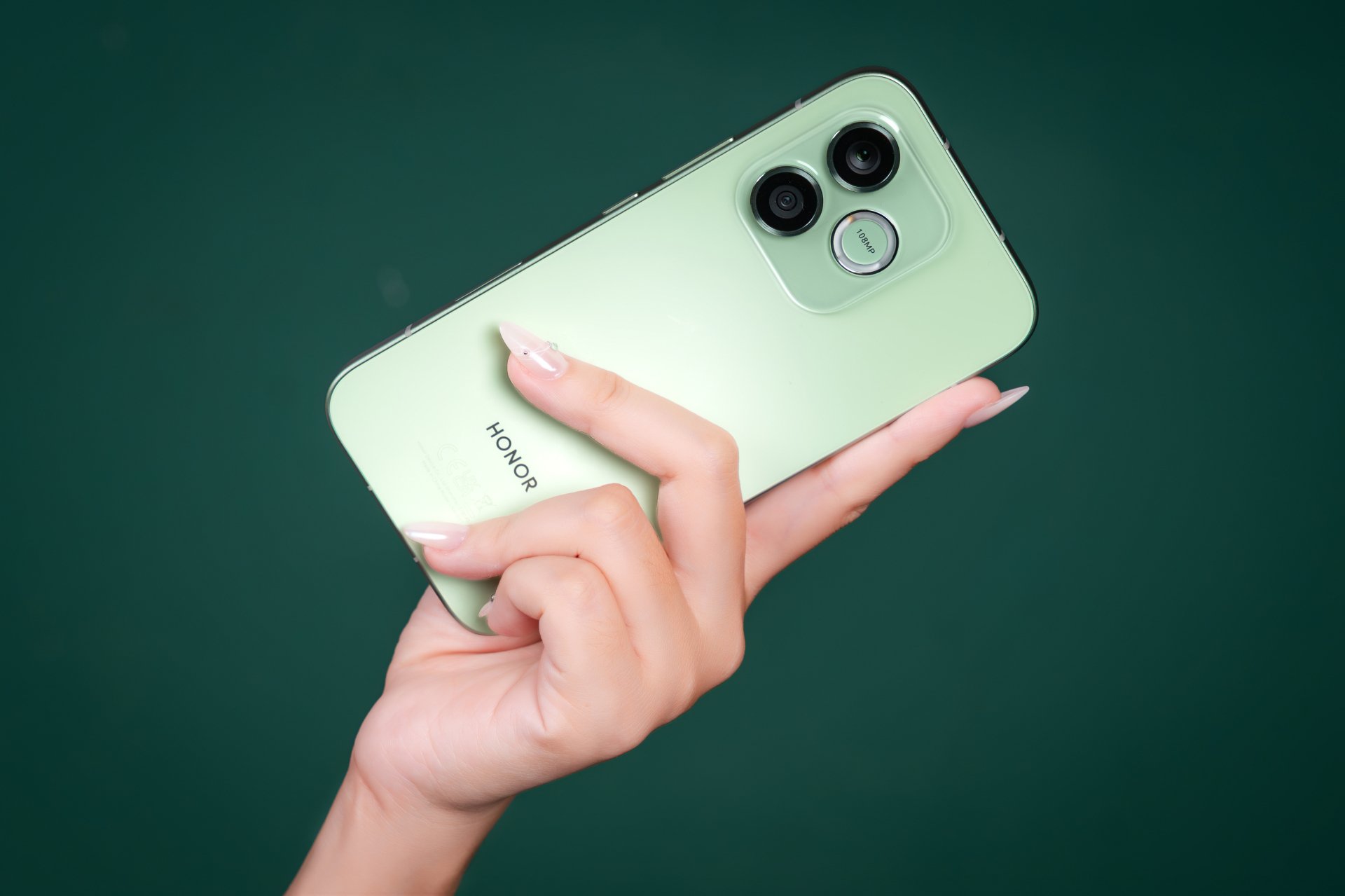 Hệ thống camera còn được vận hành trọn vẹn nhờ loạt thuật toán AI dành cho nhiếp ảnh đêm kết hợp cùng công nghệ AI Cloud Enhancement: AI Enhanced Night Photography giúp chụp đêm sắc nét 