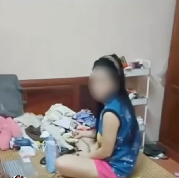 Cô con dâu trong câu chuyện này, vẫn đang trang điểm khi bị mẹ chồng
