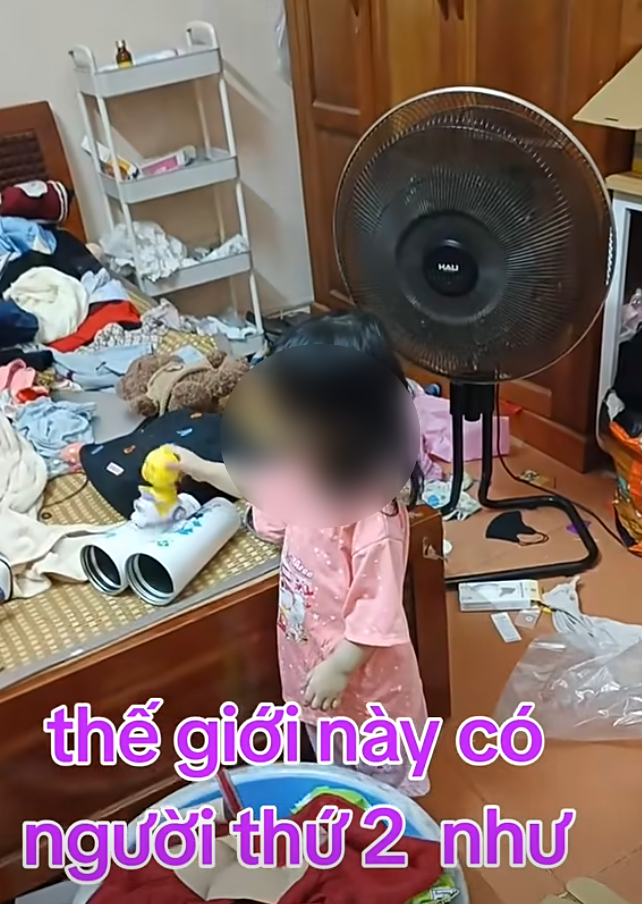 Theo như mẹ chồng chia sẻ thì clip quay lúc 12 giờ đêm, cô con dâu vẫn chưa về, bé con vẫn đang chờ mẹ về mà chưa ngủ.