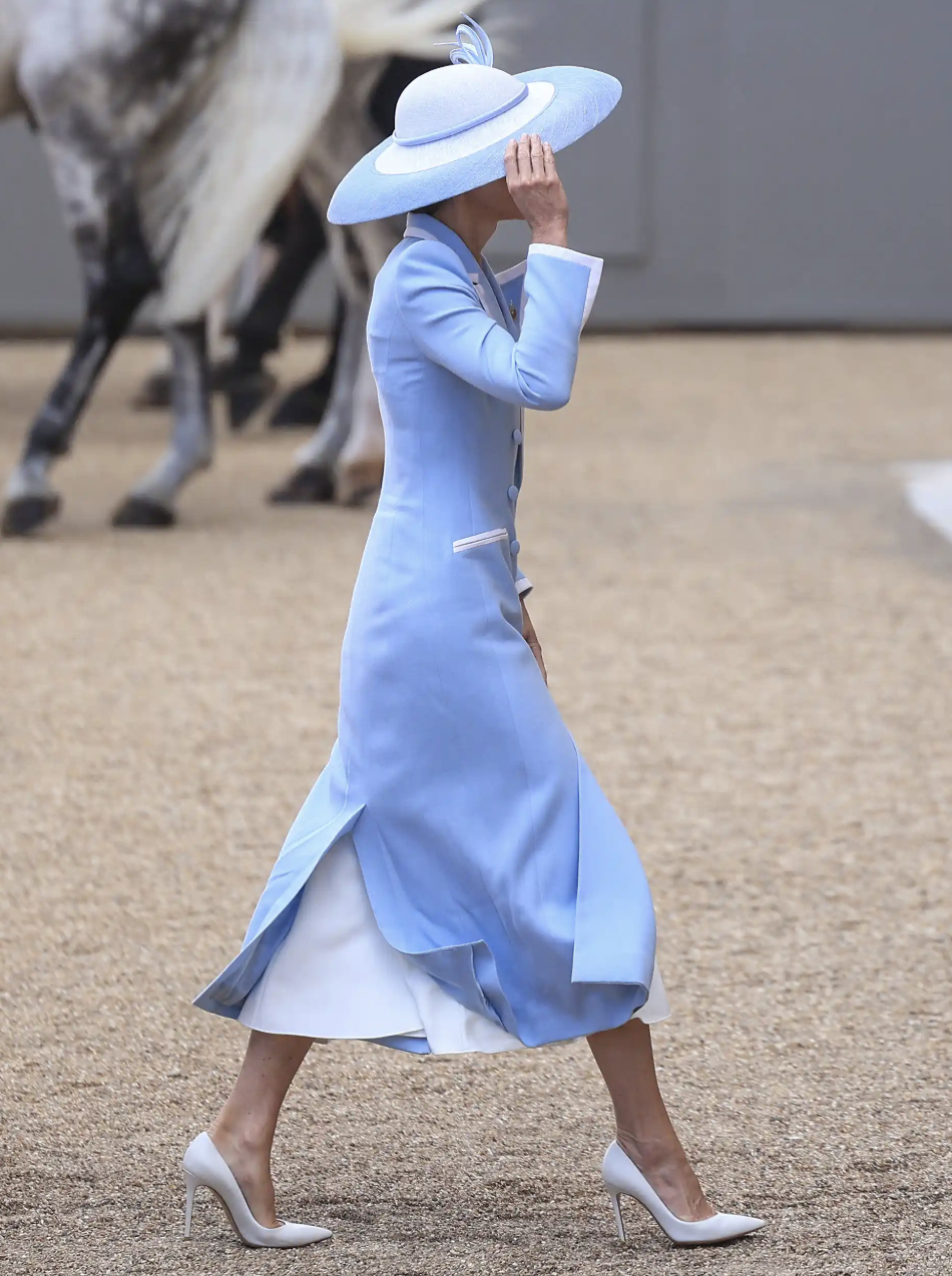 Bí mật sau bộ đầm xanh của Vương phi Kate tại Trooping the Colour 2026