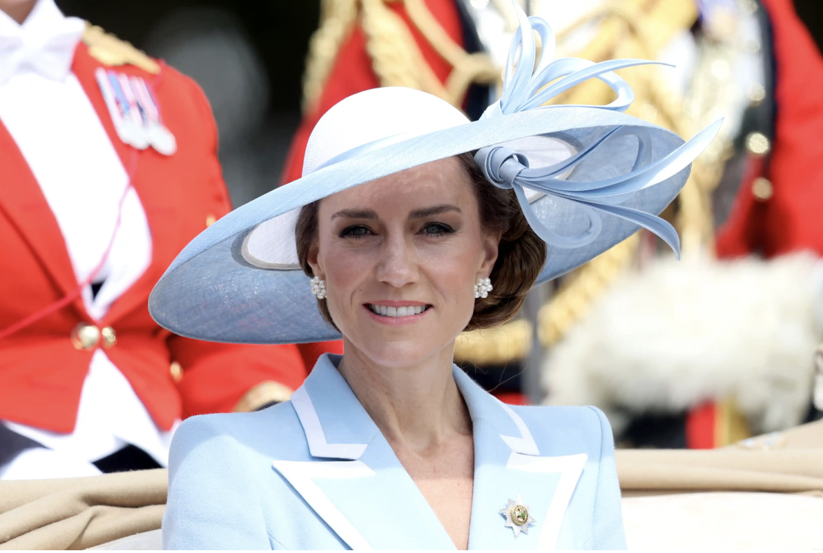 Bí mật sau bộ đầm xanh của Vương phi Kate tại Trooping the Colour 2026