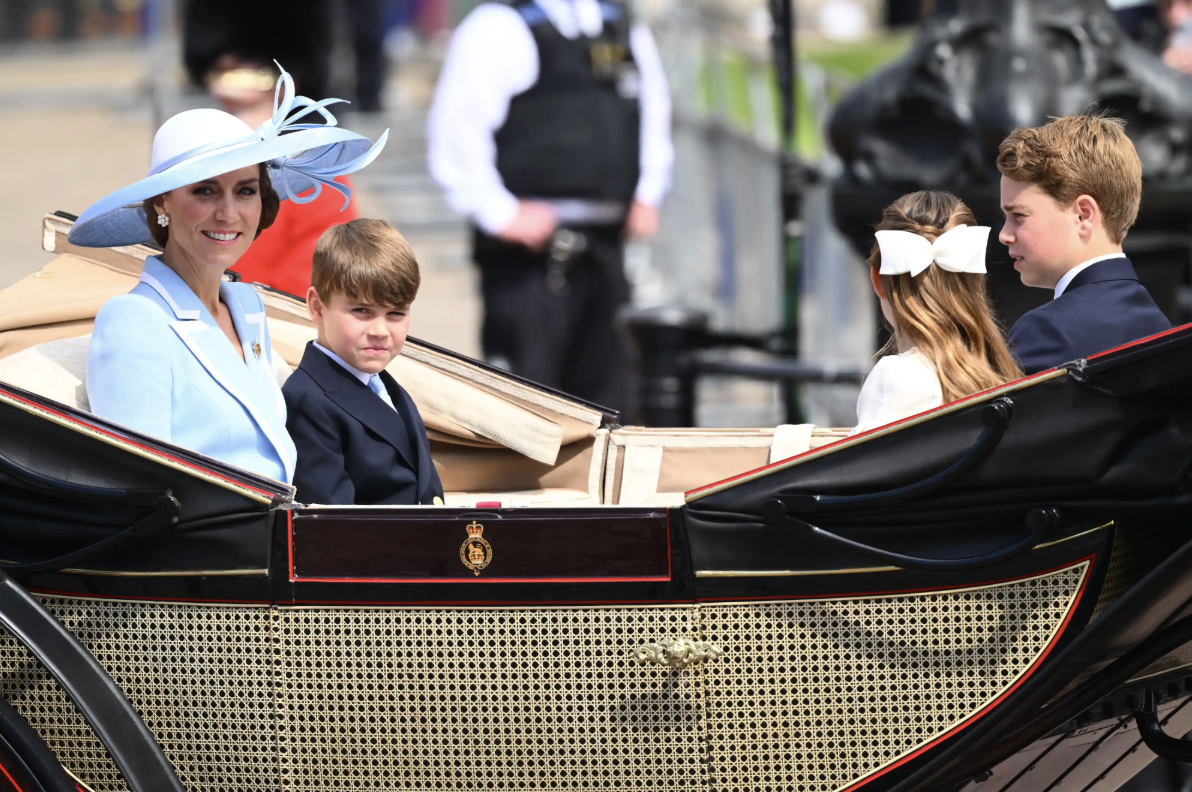Bí mật sau bộ đầm xanh của Vương phi Kate tại Trooping the Colour 2026