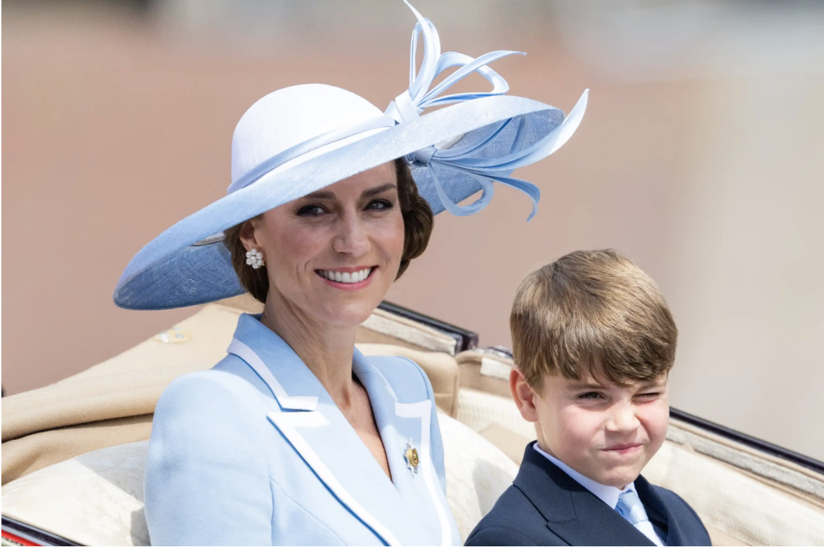 Bí mật sau bộ đầm xanh của Vương phi Kate tại Trooping the Colour 2026