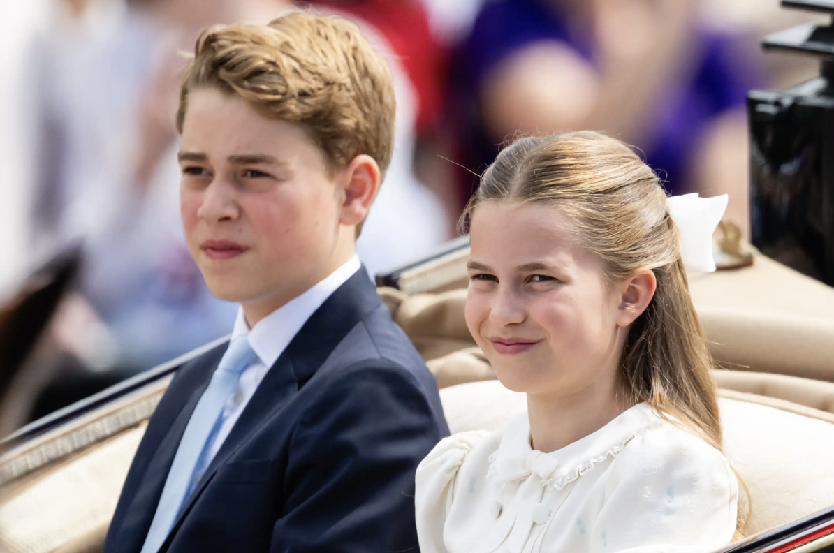 Công chúa Charlotte đeo chiếc nơ tóc lớn nhất từ trước đến nay tại Trooping the Colour 2026, trang phục trắng xanh bí mật đồng điệu với cả gia đình