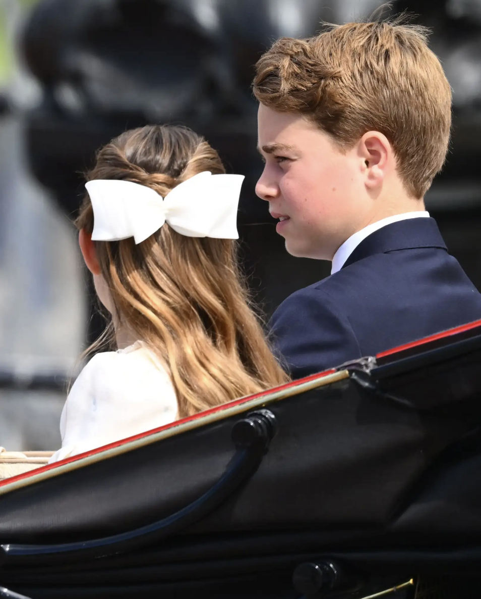 Công chúa Charlotte đeo chiếc nơ tóc lớn nhất từ trước đến nay tại Trooping the Colour 2026, trang phục trắng xanh bí mật đồng điệu với cả gia đình