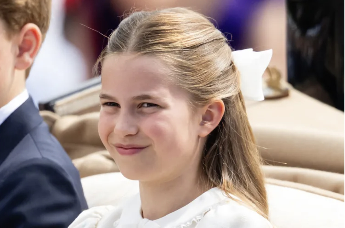 Công chúa Charlotte đeo chiếc nơ tóc lớn nhất từ trước đến nay tại Trooping the Colour 2026, trang phục trắng xanh bí mật đồng điệu với cả gia đình