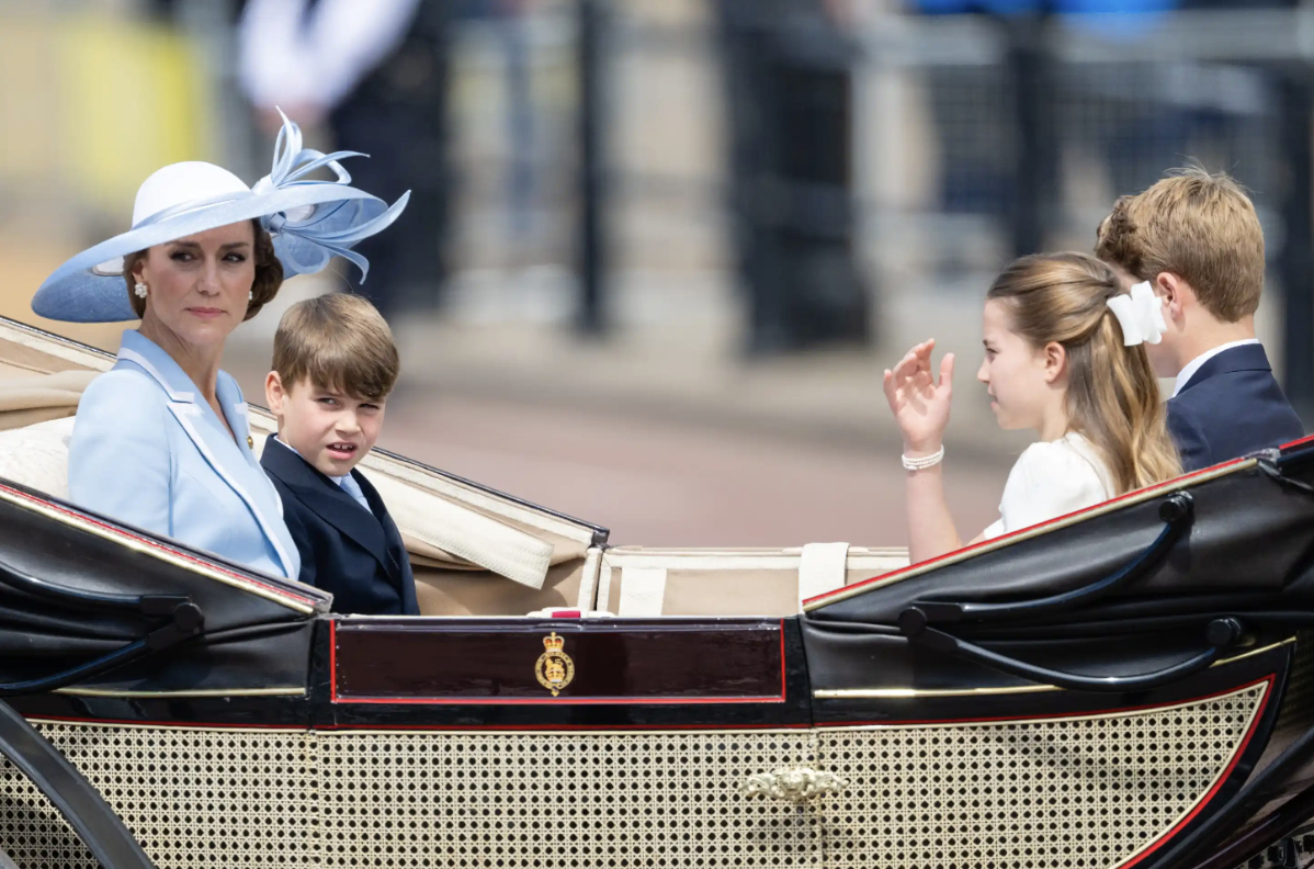 Công chúa Charlotte đeo chiếc nơ tóc lớn nhất từ trước đến nay tại Trooping the Colour 2026, trang phục trắng xanh bí mật đồng điệu với cả gia đình