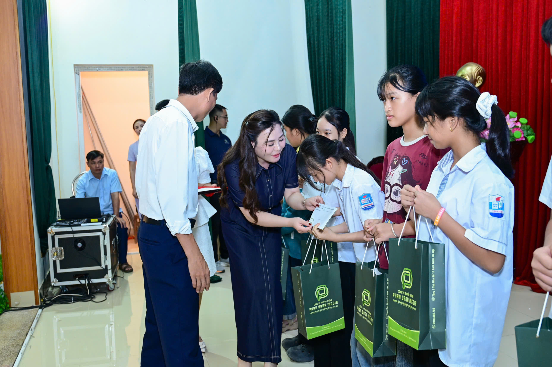 Hoa hậu Hà Linh làm điều đặc biệt trước ngày đại diện Việt Nam thi quốc tế Miss Multicultural World