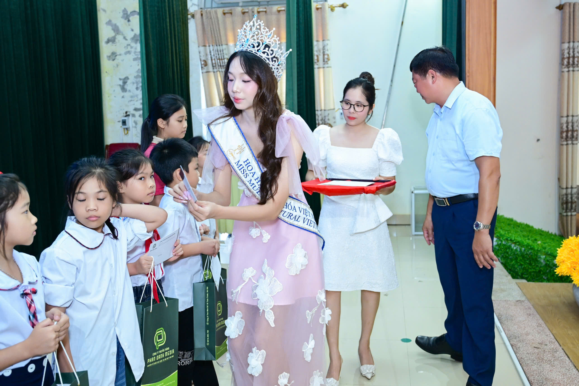 Hoa hậu Hà Linh làm điều đặc biệt trước ngày đại diện Việt Nam thi quốc tế Miss Multicultural World