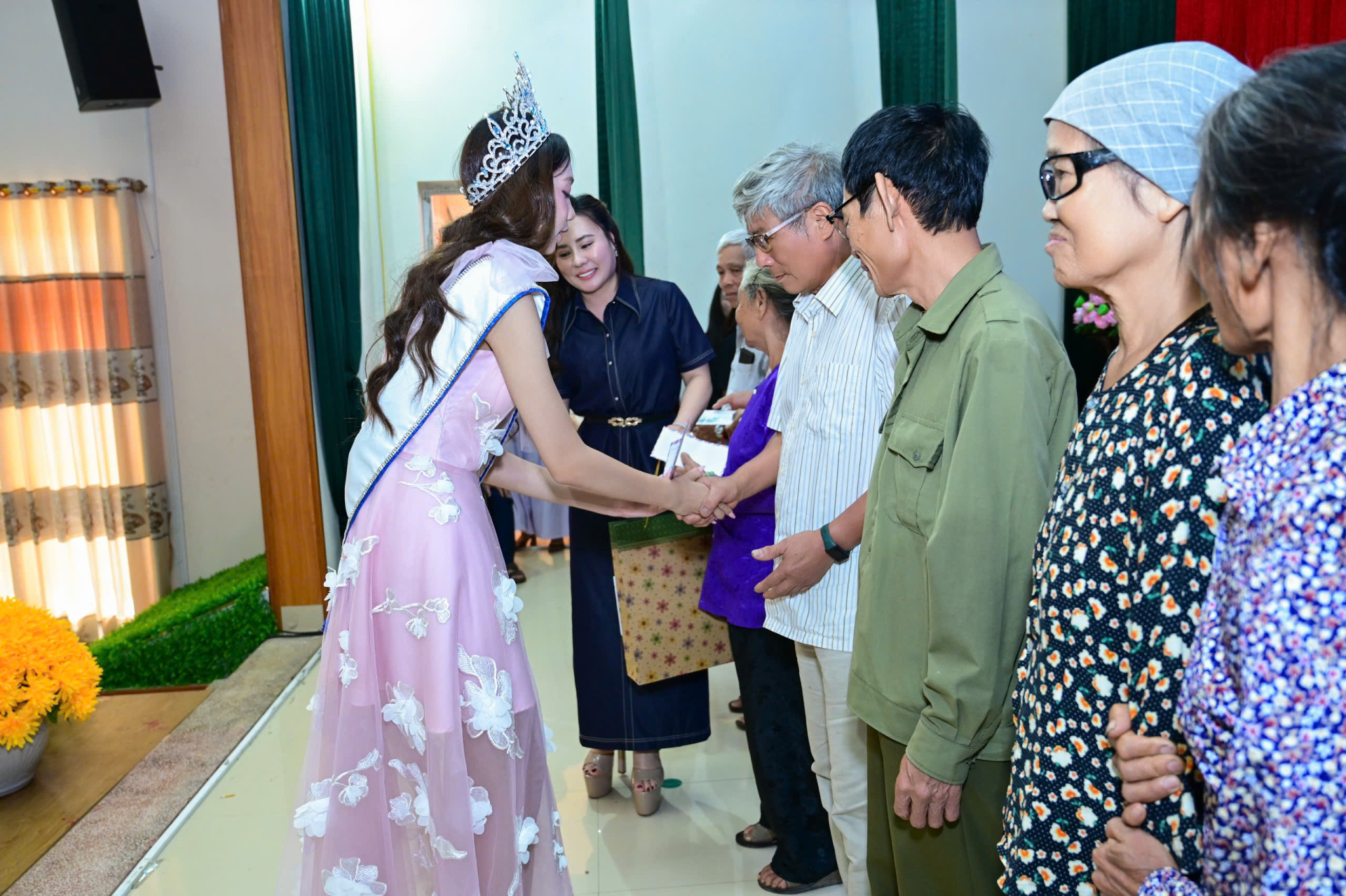 Hoa hậu Hà Linh làm điều đặc biệt trước ngày đại diện Việt Nam thi quốc tế Miss Multicultural World
