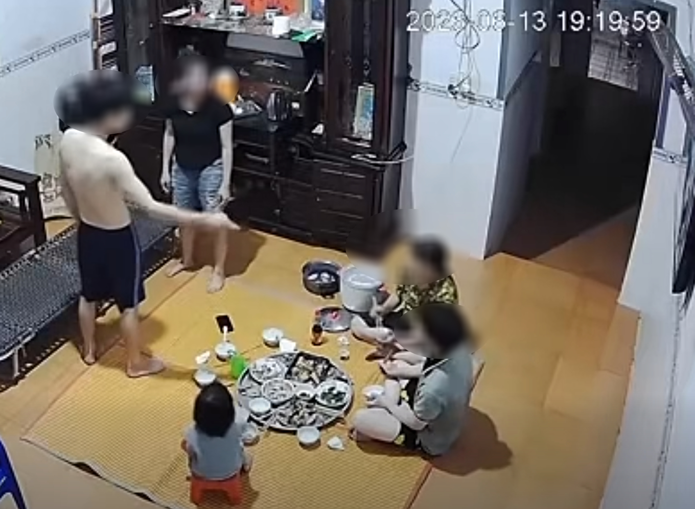 Đoạn clip khiến MXH sục sôi nhất lúc này: 1 bữa cơm thôi mà thấy cả 1 nếp nhà!