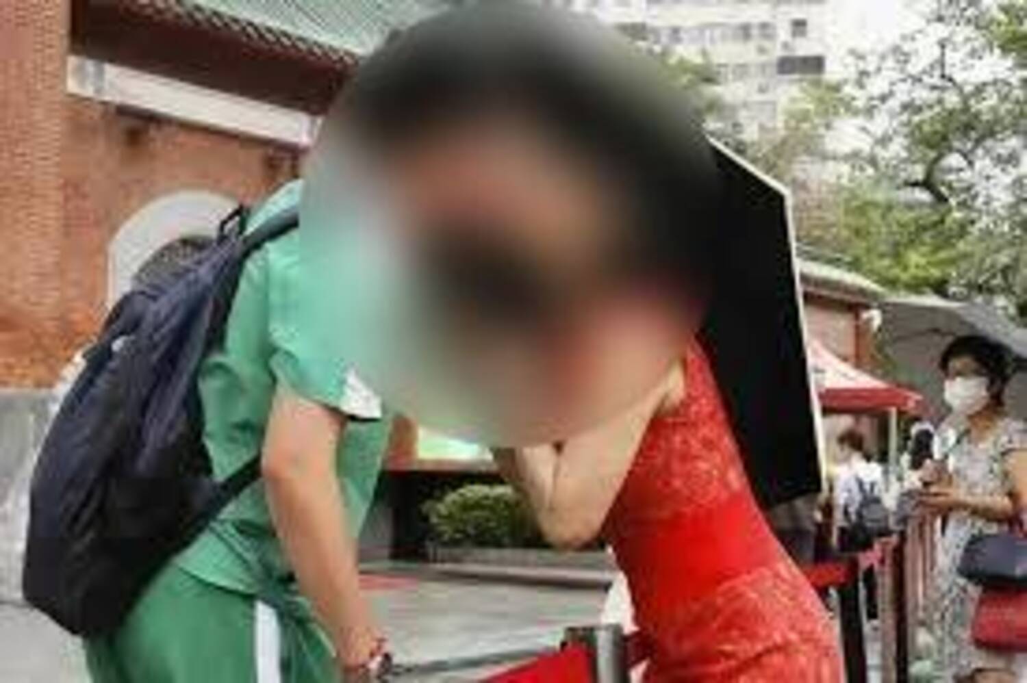 Cậu con trai cao lớn, đeo ba lô chuẩn bị bước vào phòng thi. Trước giờ thi quan trọng, hai mẹ con trao nhau một nụ hôn môi như lời động viên, tiếp thêm tinh thần cho kỳ thi.
