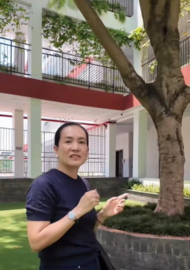 Doanh nhân Anh Thơ trải nghiệm bữa ăn tại canteen trường con gái