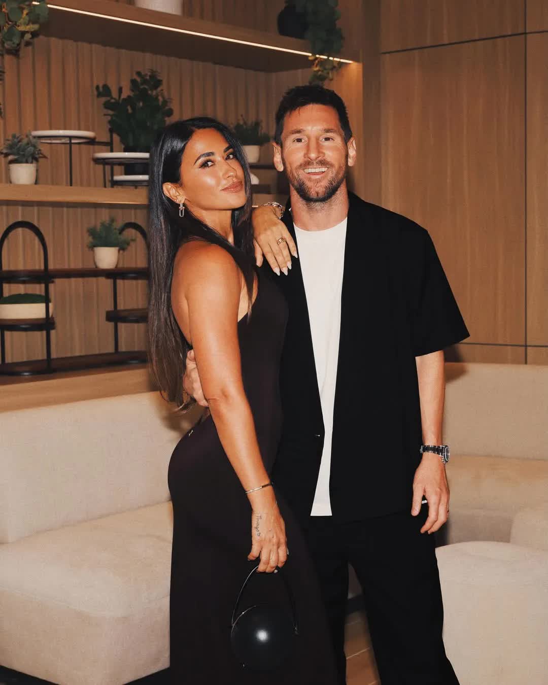 Vợ của Lionel Messi gần như không tạo ra bất kỳ scandal nào trong suốt nhiều năm qua.